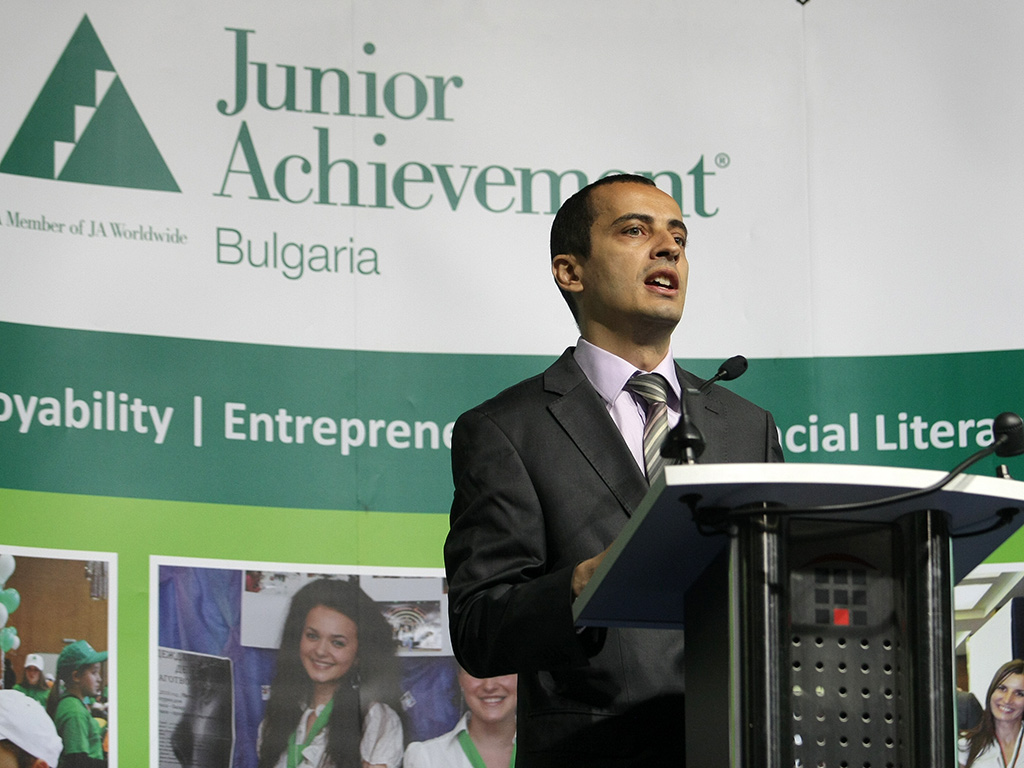 Най-големият младежки бизнес форум – „Изгряващи звезди“, организиран от ДАБ се проведе в Интер Експо Център София. Над 400 ученици и студенти от цяла България, представиха своите идеи за продукти и услуги, разработени през 2014/2015 г. в програмите Учебна компания (ученици) и Startup program (студенти).
