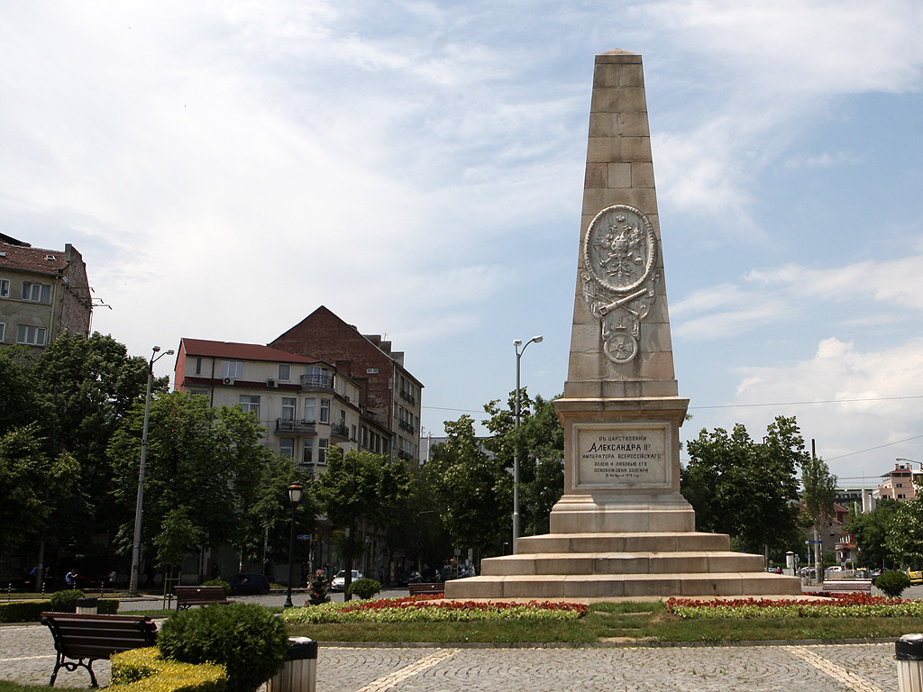 На днешния 10 юни започва реконструкцията на кръговото кръстовище на площад „Руски паметник“. Ремонтните дейности ще продължат до края на август.