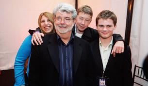 На преден план е режисьорът Джордж Лукас, а Джейк Лойд е момчето в най-десния край на снимката (кадър от 2005 г.)