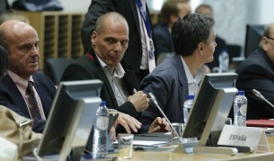 Гръцкият финансов министър Янис Варуфакис (ц)