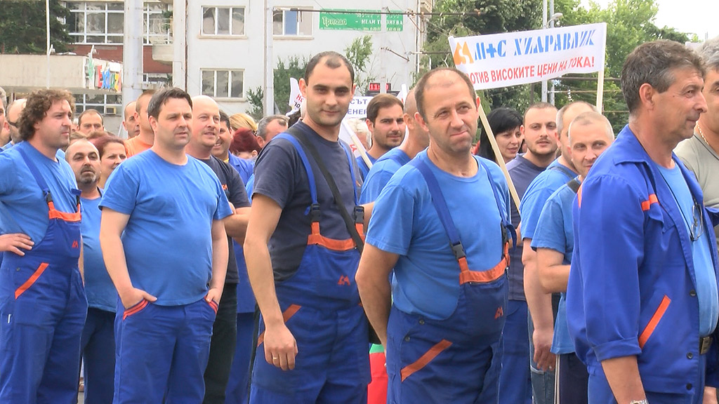 1100 фирми от цяла България излизат днес на протест заради очакваното повишаване на промишлената електроенергия. Най големите протестни шествия са в Казанлък и Стара Загора. Близо 10000 работници преминаха по улиците на в знак на протест и подкрепа на исканията на работодателите си – да няма промяна в цената на енергията