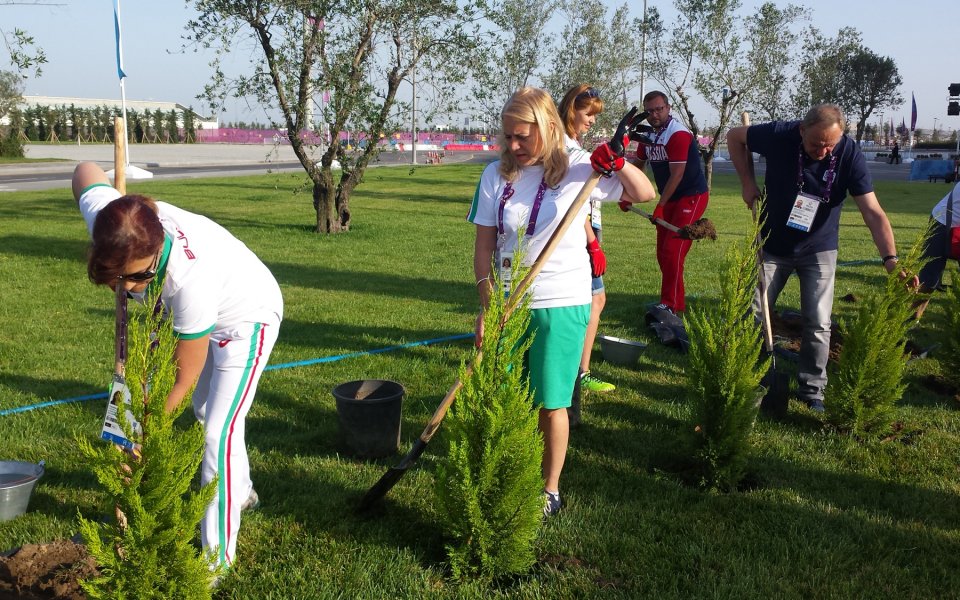 Българската делегация засади две дръвчета в Баку