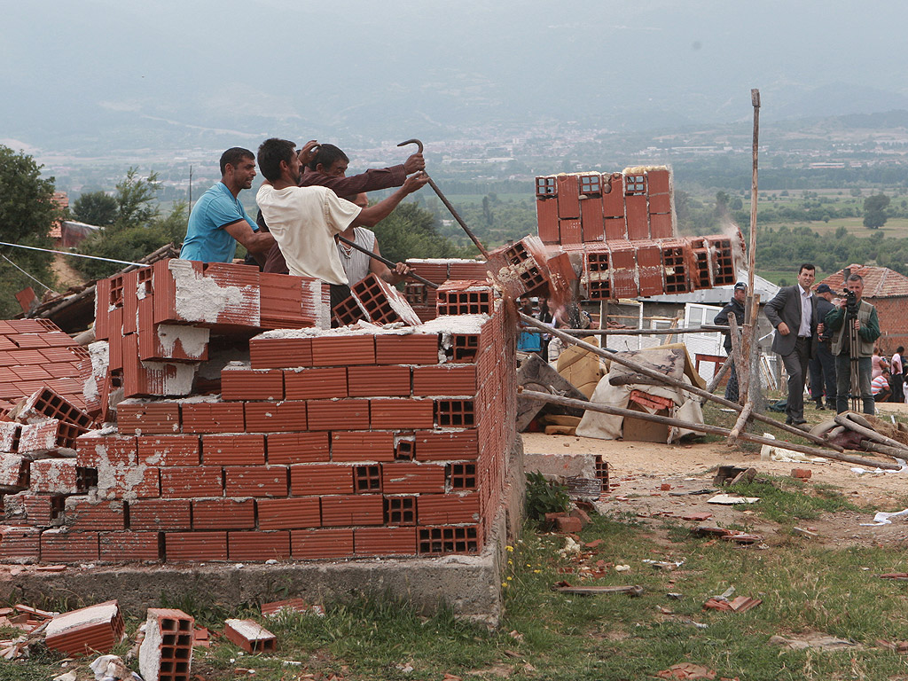 Бутнаха незаконни постройки в ромския квартал "Кремиковци" в Гърмен