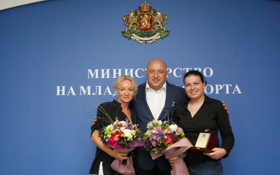 Министър Кралев награди сребърната медалистка Антоанета Бонева