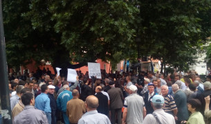 Протестът пред Куршум джамия