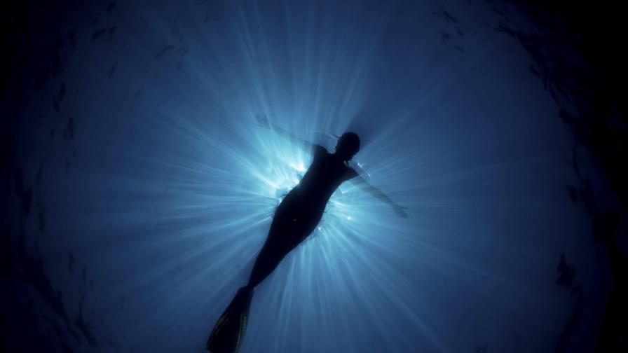 Как щеше да изглежда русалката Ариел, ако живееше в дълбоки води