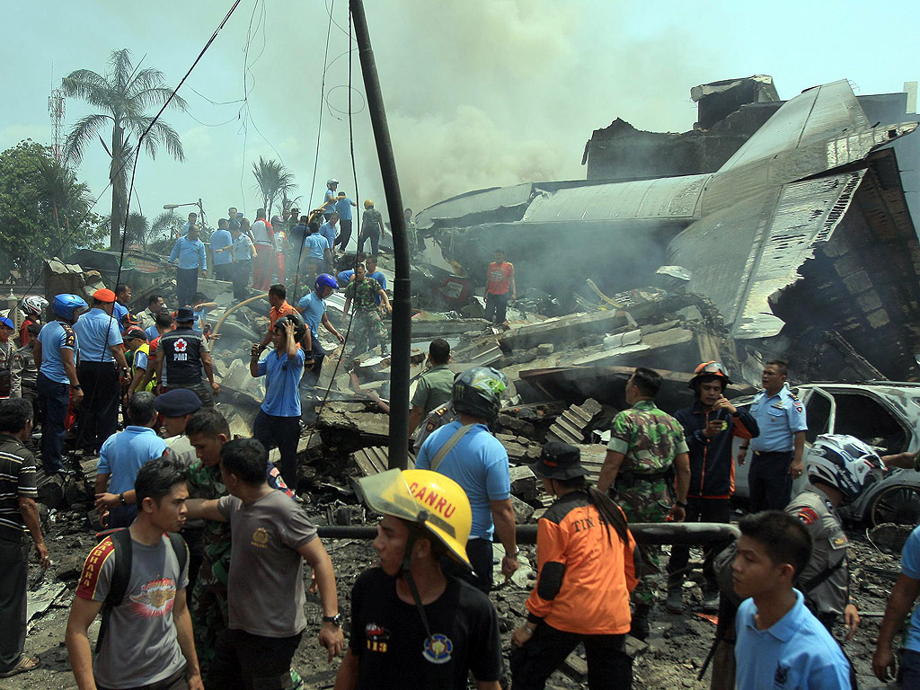 Най-малко п30 души са загинали, след като военен транспортен самолет се взриви малко след излитането си в Индонезия. Инцидентът е станал в град Медан, на полуостров Суматра. Според армията на борда му са пътували 12 души – трима пилоти, навигатор и осем техници. Самолетът се е разбил в новопостроена жилищна зона и не е изключено броят на загиналите да се увеличи. Все още не е ясно дали засегнатите сгради са били обитавани или не.