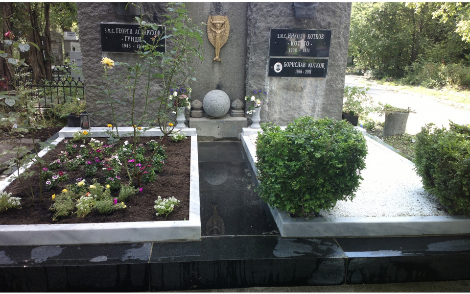 Левскарите почистиха гробовете на Гунди и Котков