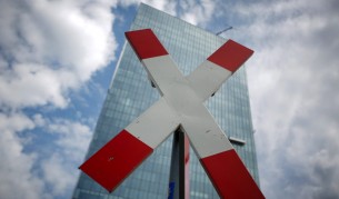 Знак "Преминаването забранено" пред сградата на Европейската централна банка във Франкфурт