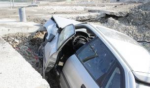 Кола падна в изкоп в Шумен, двама са в болница