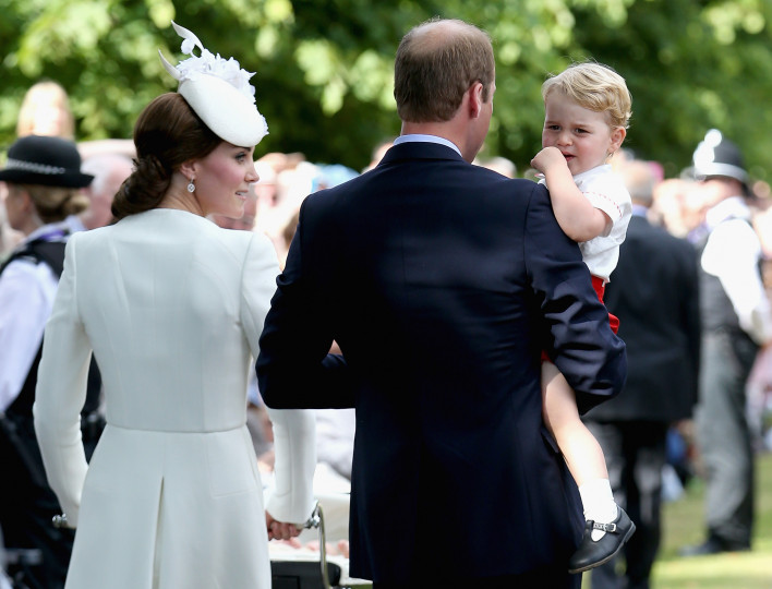 Снимки от кръщенето на принцеса Шарлот Елизабет Даяна, Сандрингам, Източна Англия, 05.07 - Кейт, Уилям, малкият принц Джордж и бебето Шарлот