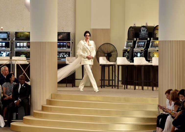 Карл Лагерфелд представи новата колекция есен-зима 2015 на "Шанел" в парижкия музей "Гран Пале", който за целта беше превърнат в луксозно казино.

Нестандартното артистично решение на дизайнера беше допълнено от редица холивудски звезди, които бяха наредени около масите за игра и наблюдаваха ревюто. Сред звездите бяха и актрисите Кирстен Стюард и Джулиан Мур.