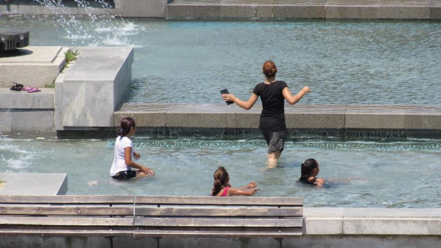 Хората в Русе намериха прохлада в градския фонтан