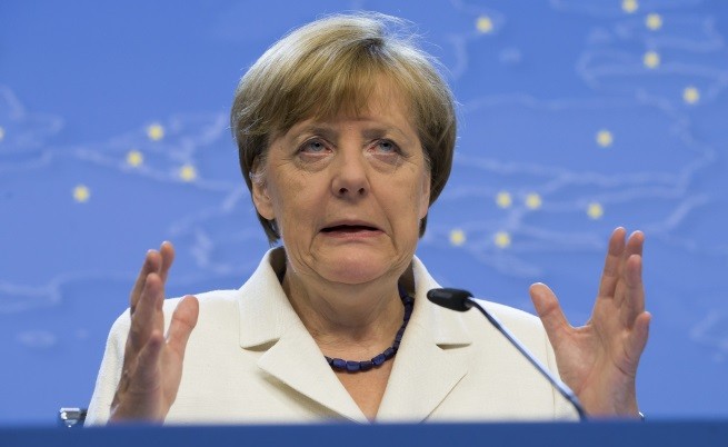 Меркел: Еврозоната е готова да облекчи дълговото бреме на Гърция, но без отписване на дълга
