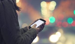 Учени: Светлината от екрани влияе върху здравето