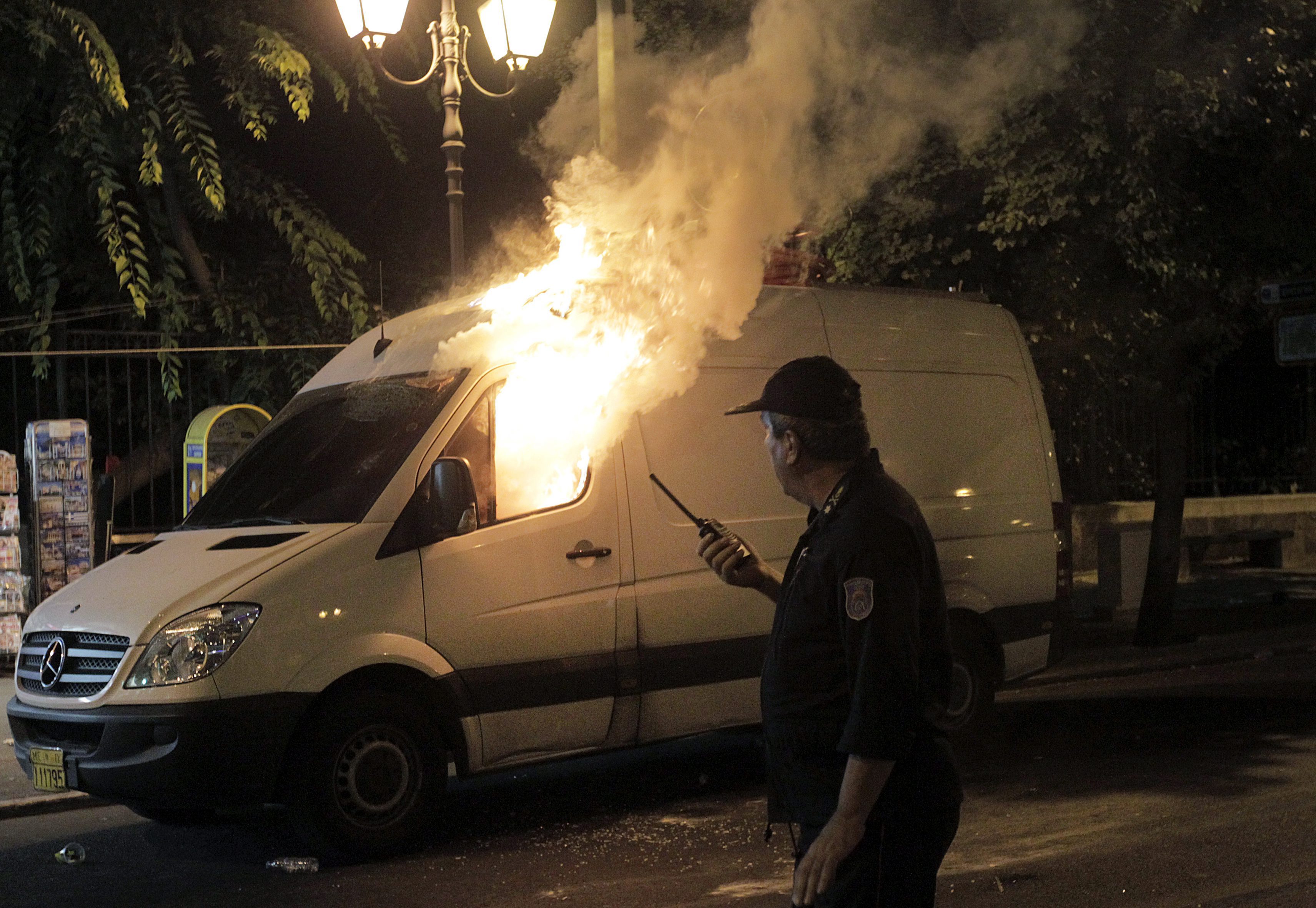 Ожесточени сблъсъци между демонстранти и полиция избухнаха тази вечер в центъра на Атина, където парламентът започна да обсъжда мерките за икономии, поискани от международните кредитори на страната в замяна на трета спасителна програма. Група демонстранти хвърлят запалителни бомби срещу полицаите, които отвръщат със сълзотворен газ.