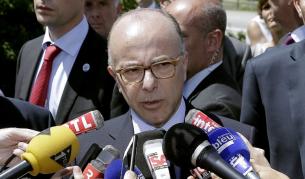 Френският вътрешен министър Бернар Казньов
