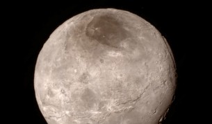 НАСА: На Плутон има синьо небе и червен лед