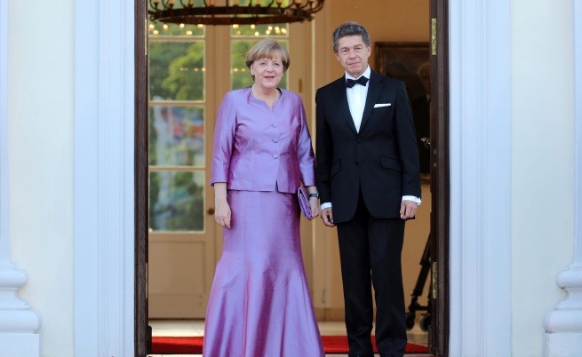 Ангела Меркел и съпругът й  Йоахим Зауер преди вечерята в чест на британската кралица Елизабет II при посещението й в Берлин юни т.г.