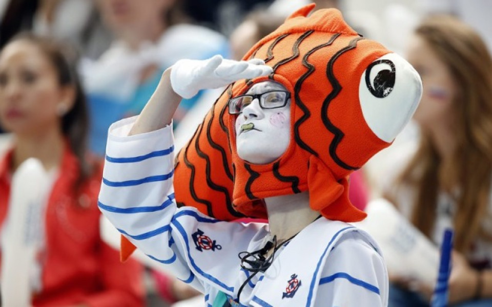 не, зрител наблюдава дисциплините на Световното първенство по плувни спортове в Казан