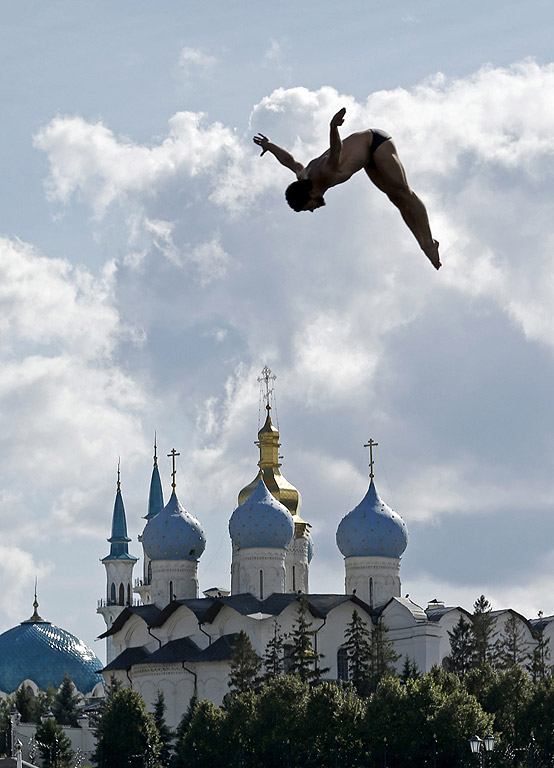 Дейвид Колтури от САЩ по време на предварителния кръг от Мъжкия трамплин на Световното първенство по височинно гмуркане в Казан, Русия
