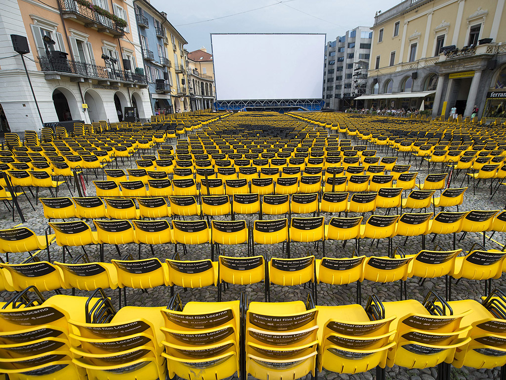 Столове са подредени пред голям екран на Piazza Grande Square един ден преди началото на 68-ия Международен филмов фестивал в Локарно, Швейцария