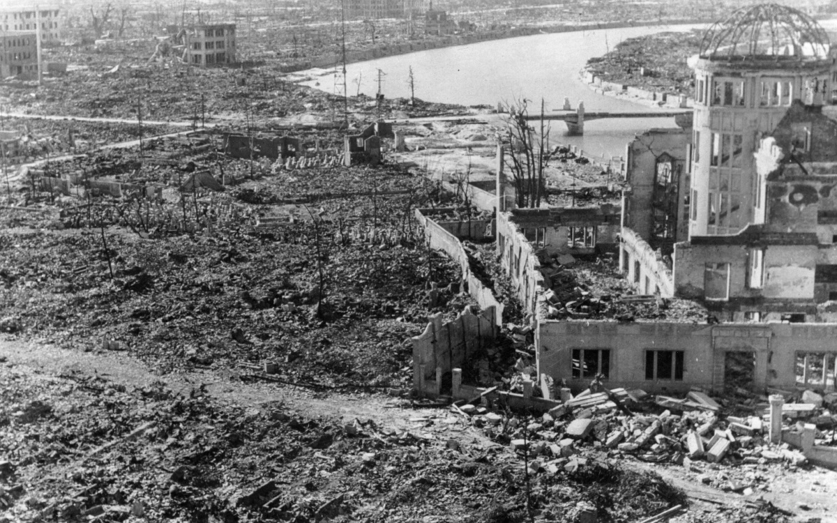 <p>Мемориалът на мира в Хирошима, известен като &bdquo;Куполът на атомната бомба&ldquo;, е единствената конструкция, останала да стърчи в района на експлозията, и е запазена от града. Точно от другата страна на реката се намира Паркът на мира в Хирошима, дом на арковиден кенотаф, съдържащ регистри с имената на всички известни жертви.</p>