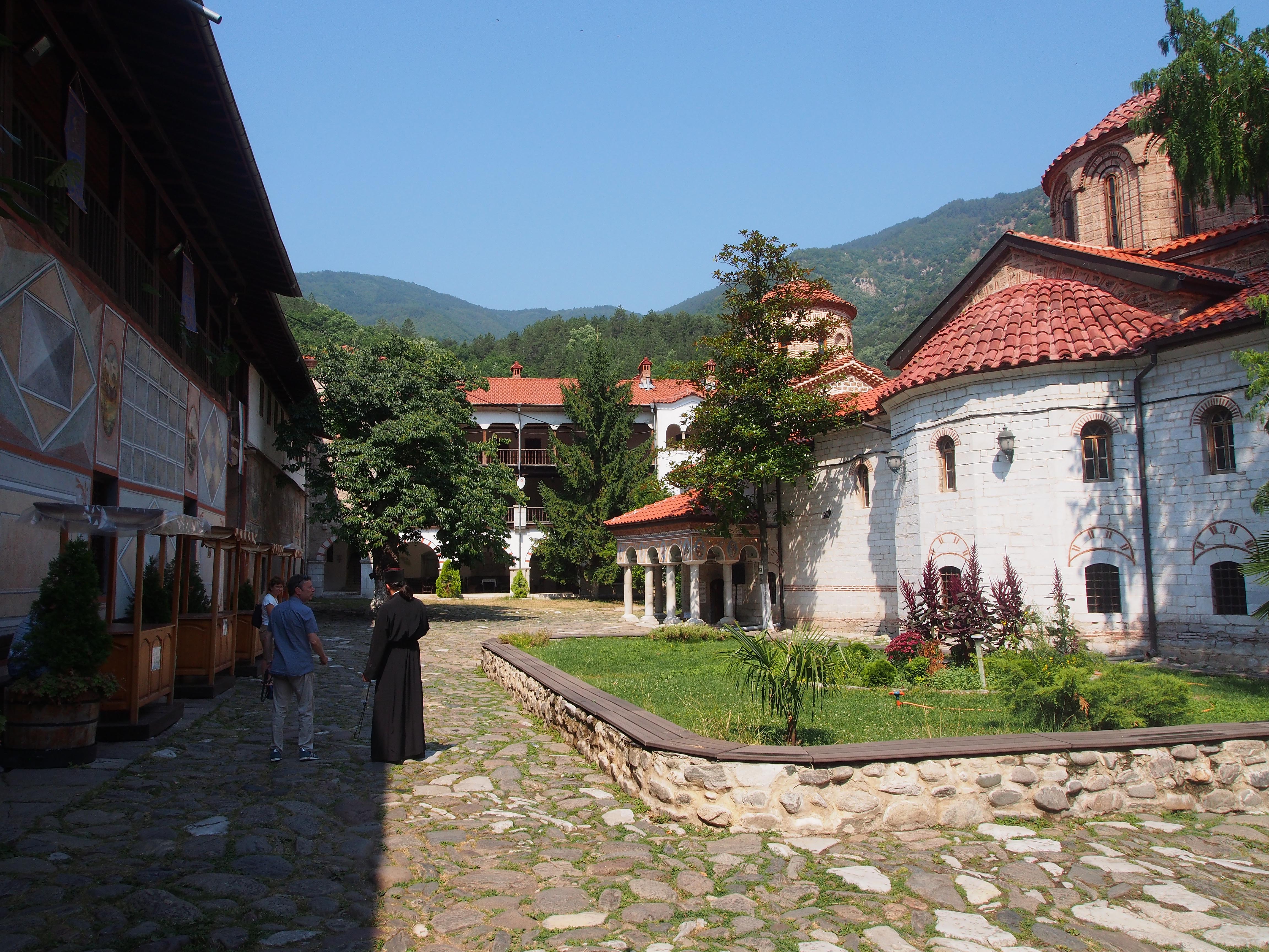 Манастирът е основан през 1083 г. от грузинеца Григорий Бакуриани, който направил дарение за изграждането му