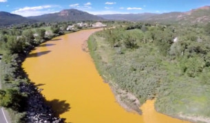 Замърсената река Анимас в Колорадо (видео)
