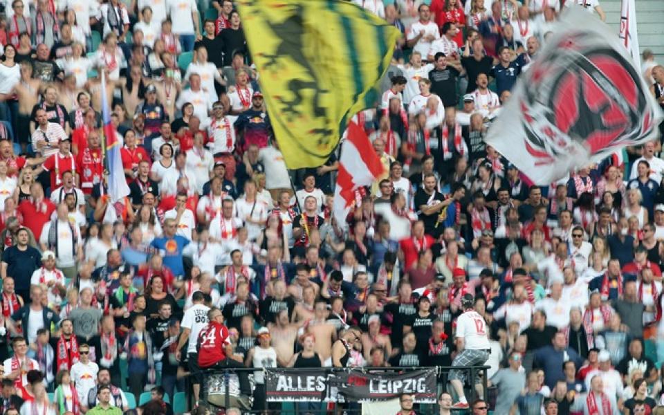 Проблеми с феновете прекъснаха мач в Германия