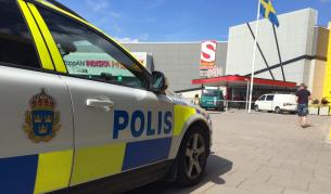 Полицейска кола пред магазина, в който е било извършено нападението