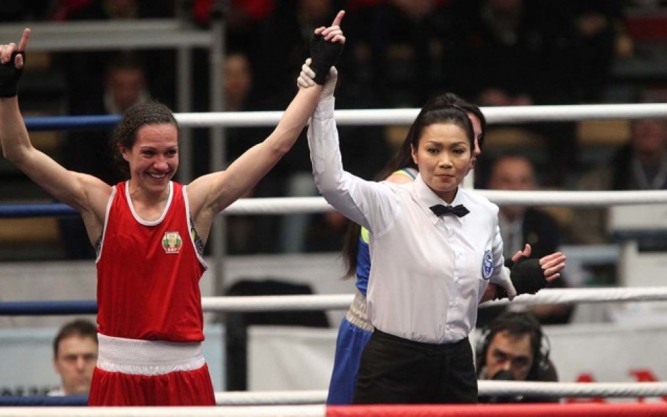Станимира Петрова победи Стойка Петрова в дербито на Държавното по бокс