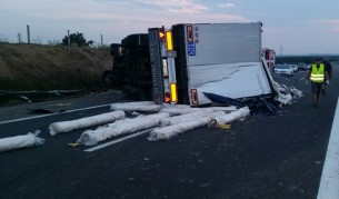 Отново камион се обърна на магистрала, шофьорът загина
