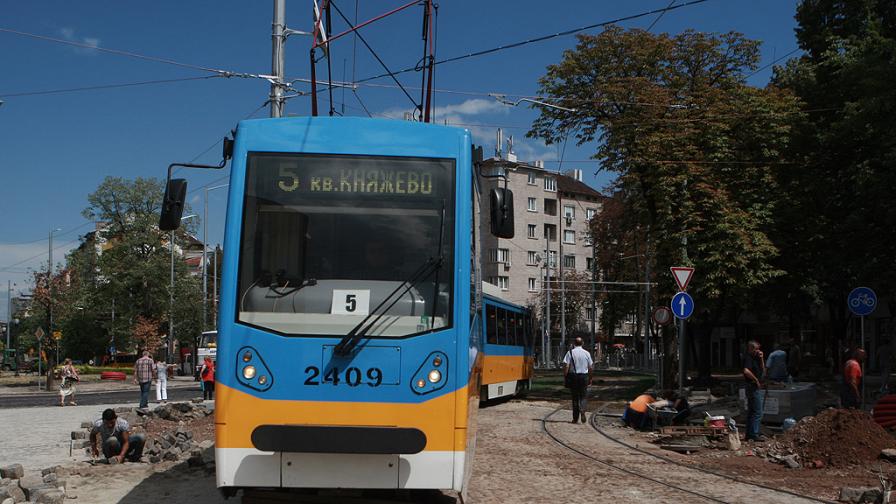 Трамвай предизвика задръстване в София