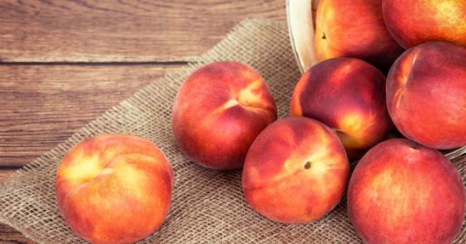 Необходими продукти 400 г праскови
260 г захар
60 г брашно
50 г