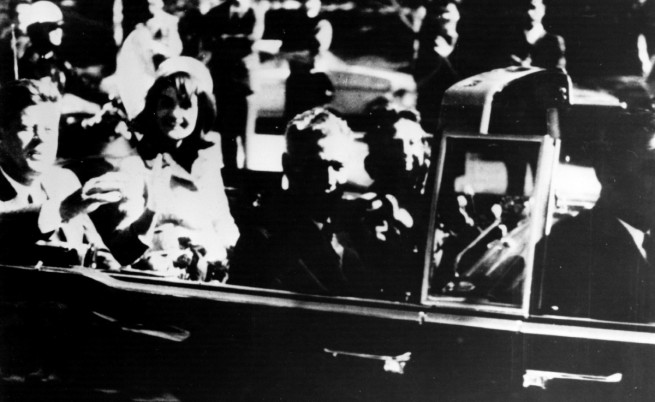 Президентът Джон Кенеди и съпругата му Джаки малко преди убийстовото му в Далас през 1963 г.