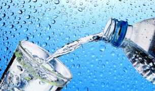 Не, не е вярно, че трябва да пиете 8 чаши вода на ден