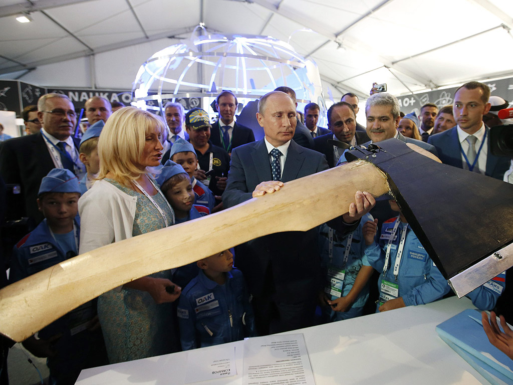 Руският президент Владимир Путин разглежда летяща брадва в павилион на младите самолето и космически дизайнери при отваряне на Международното Авио Шоу в Москва