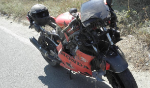 Мотоциклетист избяга пеш, след като направи катастрофа