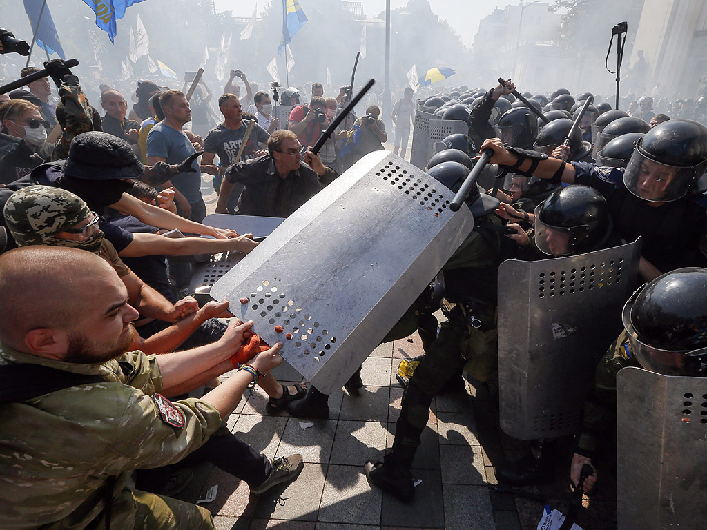 Hад 15 полицаи са ранени, след като мощна експлозия избухна около сградата на украинския парламент