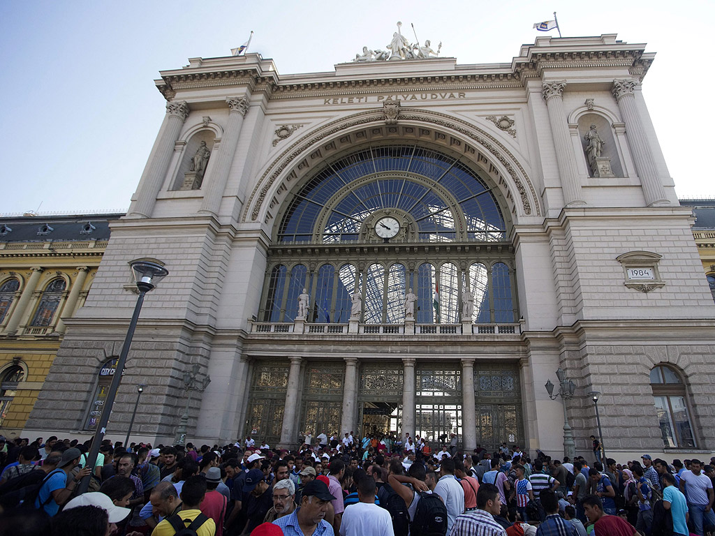 Мигрантите протестират пред жп гара Келети, след като полицията затвори гарата в Будапеща, Унгария. Унгарската полиция затвори централната жп гара в Будапеща, от където хиляди мигрантите се надяваха да пътуват до Западна Европа.