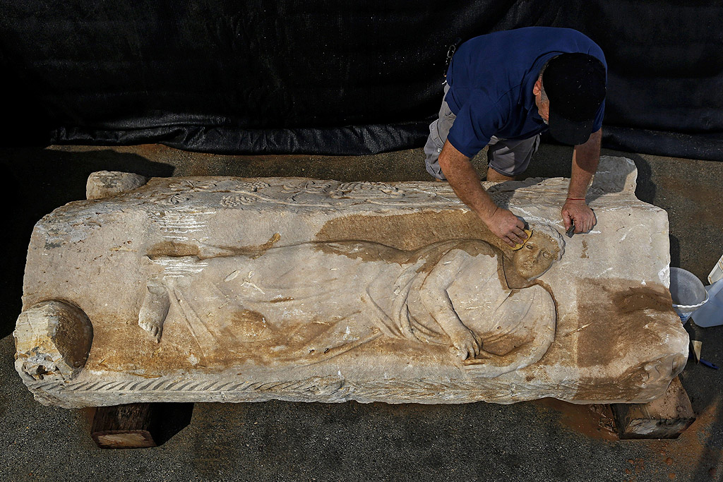 Работник почиства 1800 годишен каменен саркофаг от римската епоха в центъра за съхраняване на националните богатства на Израел в Бейт Шемеш, Израел. Саркофага от варовик, намерен на 2 септември в строителна площадка в близост до град Ашкелон тежи два тона и е дълъг 2,5 метра