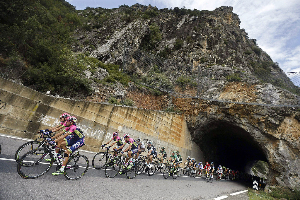 Група колоездачи излиза от тунел в началото на 12-ия етап от обиколката на Испания между Ескалдес и Лейда, Андора и Испания