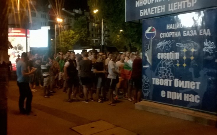 Опашка за билети пред Националния в последния момент