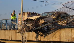 Пиян шофьор увисна над мост в Русе