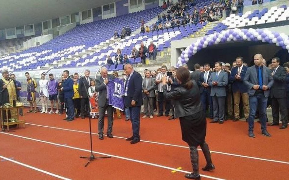 Бойко Борисов преряза лентата на обновения стадион 