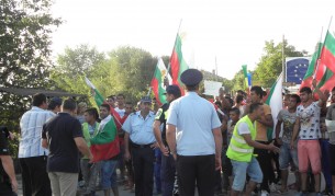 В Гърмен блокираха главния път през града (видео)