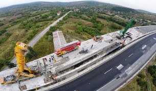 Демонтираха носеща греда на виадукта „Елешница“ (видео)