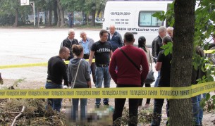 Откриха полуразложено тяло в училищен двор в Русе