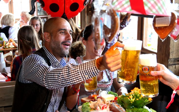 Футболисти, треньори и ръководство на Байерн посетиха Октоберфест